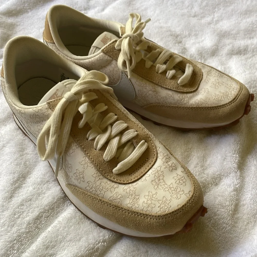 NIKE Daybreak Sneakers Womens US9 EUC